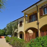 Residenze L'isola Surf House アパートホテル 4*