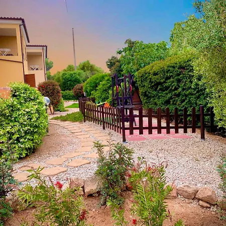 Residenze L'isola Surf House Апарт-отель Порто-Полло