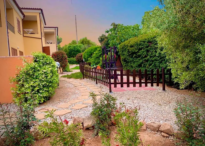 Residenze L'isola Surf House Апарт-отель Порто-Полло